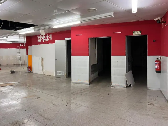 Gran local comercial en Av. Estanislao Figueres a 50 metros de Rambla Nova. — 5