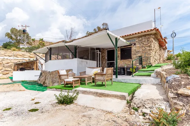 "Carácter rústico junto al mar, tu chalet para reinventar." — 2