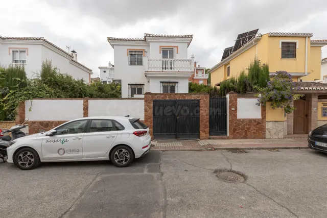 Casa independiente con piscina en La Zubia. — 2