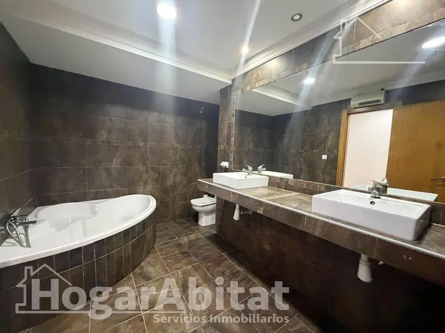 ¡Espectacular! Amplio, impecable y moderno con balcón, todo amueblado — 29