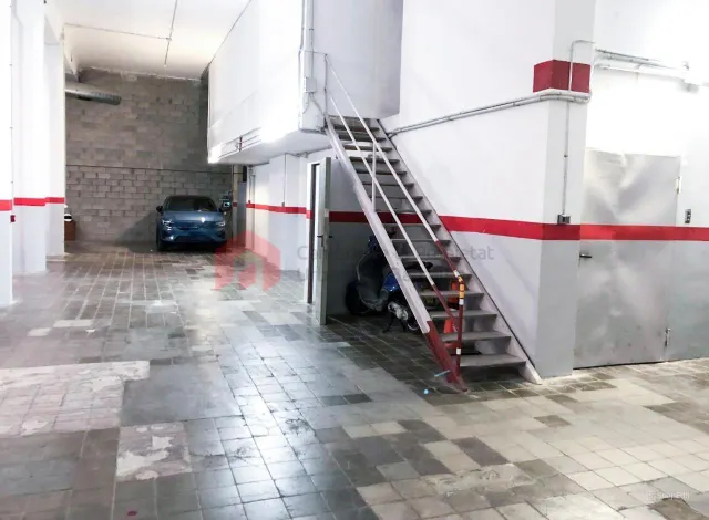 Local comercial de 990 m2 distribuidos en 2 plantas y con 2 viviendas. — 11