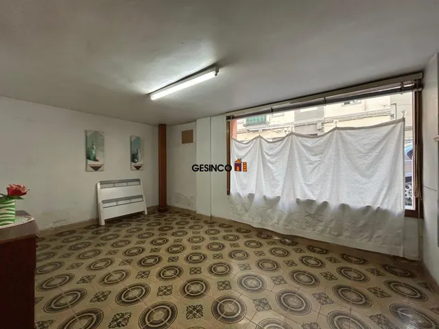 LOCAL COMERCIAL CÉNTRICO CON OCHO ESCAPARATES — 2