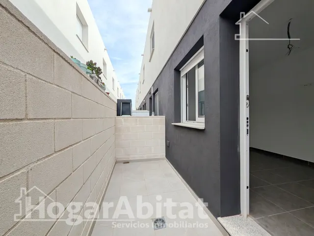 Estrena estilo de vida en este moderno adosado con gran porche, terraza, patio y piscina comunitaria — 22
