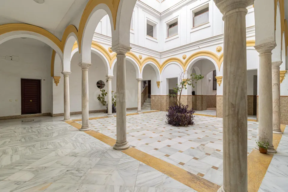 ¡Amplio piso con GARAJE en pleno centro de Jerez!