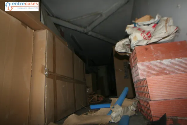 LOCAL EN ZONA COMERCIAL, TODO DIÁFANO, CON ALTILLO, MUY CERCA DEL CENTRO. — 15