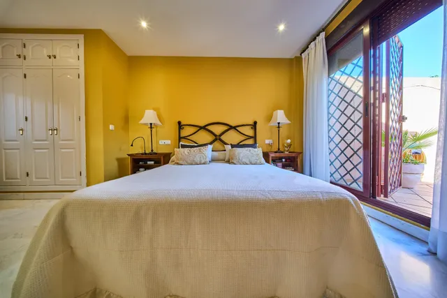 AMPLIA CASA DE 5 DORMITORIOS CON GARAJE, GRANDES TERRAZAS Y VISTAS AL CAMPO DE GOLF EN PLAYA GRANADA — 8