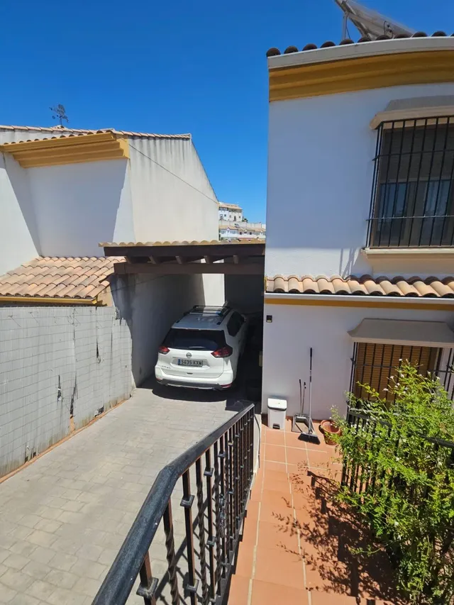 229 m2, 3 plantas y 8 placas solares para vivir sin mirar el recibo a fin de mes — 46