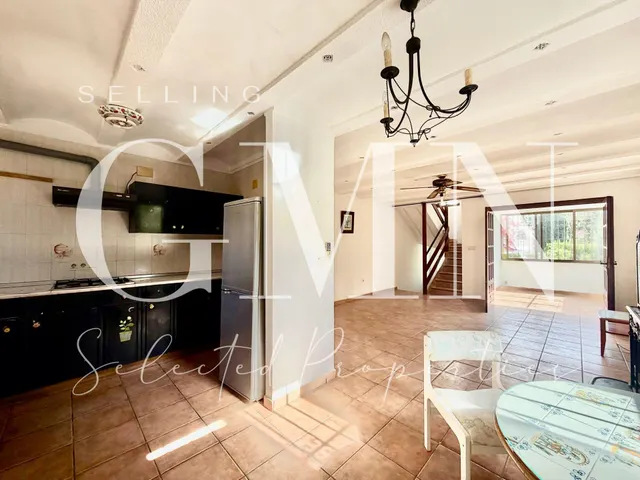 EXCELENTE VILLA EN ESQUINA EN ALBIR | MÁS PRIVACIDAD, LUZ Y GRAN POTENCIAL — 13