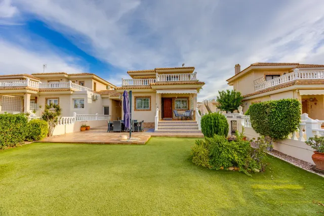 Exclusiva Villa con Jardin de ensueño en Los Dolses, a pasos - foto 5