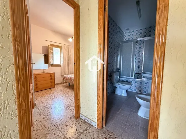 Casa independiente en moralet, Alicante. dos viviendas independientes, 3.700m2 de parcela, 5 habitaciones, 3 baños, piscina — 44