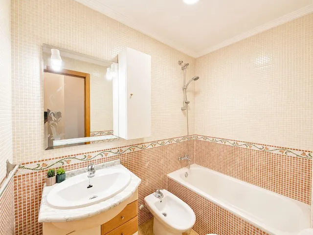 PLANTA BAJA CON ENTRADA INDEPENDIENTE, 2 DORMITORIOS, 2 BAÑOS, TERRAZA Y PISCINA EN EL CENTRO DE TORREVIEJA — 13