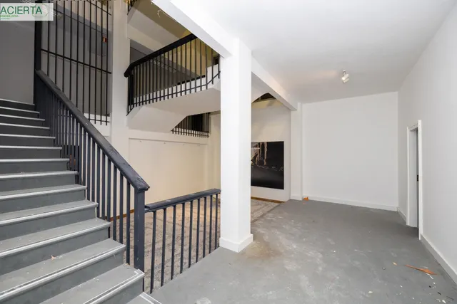 Local comercial con casi 1000 m2 en plena Gran via de Granada. Oportunidad única y exclusiva — 24
