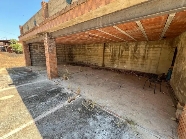 Terreno urbano en Torrent con edificación y frontenis. — 2
