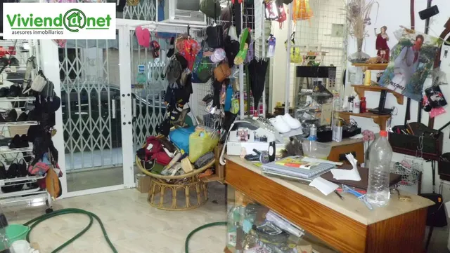 LOCAL COMERCIAL ESQUINA CON  10 ESCAPARATES — 2