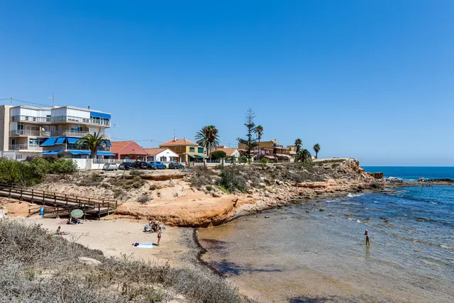 SE ALQUILA CHALET POR LARGO TIEMPO DE 3 DORMITORIOS Y 2 BAÑOS EN VILLA MARTIN (ORIHUELA COSTA) — 50