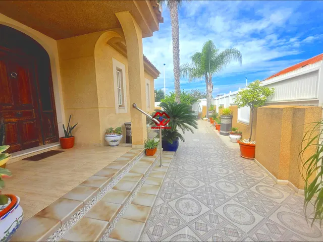 Villa en esquina con piscina privada, garaje a 800 m de la p - foto 2