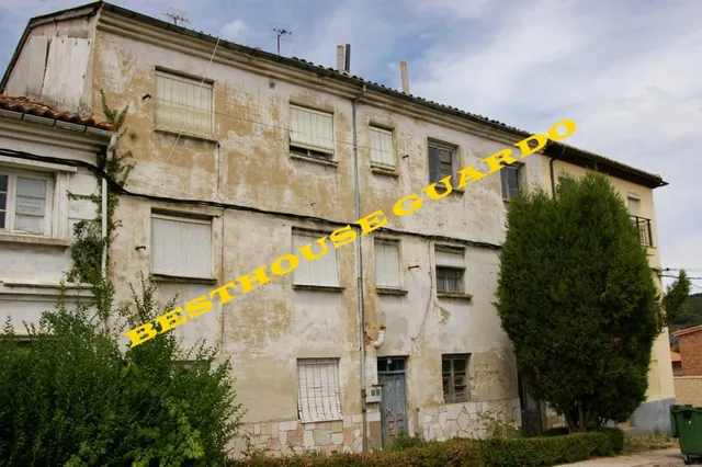 EDIFICIO EN GUARDO