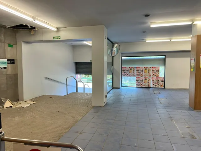 Amplio local comercial en el centro de Alcover. — 12