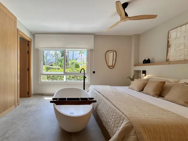 Espectacular vivienda reformada con jardín privado en Palm Beach, Marbella — 41
