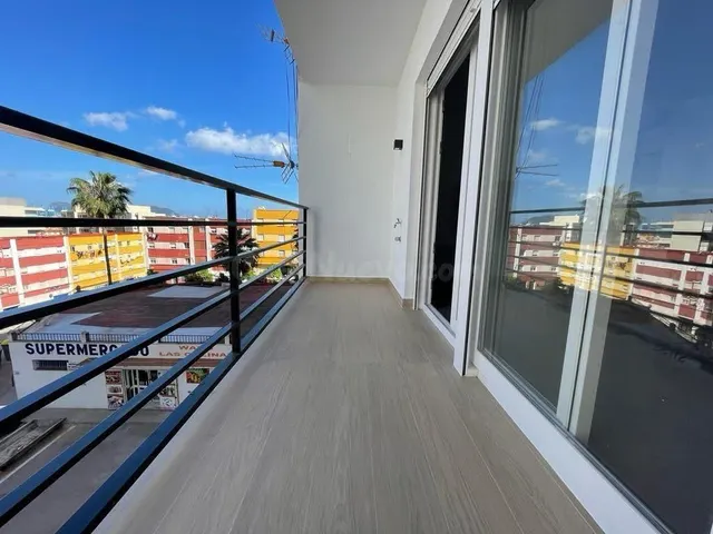 Piso completamente reformado en Las Colinas. — 2
