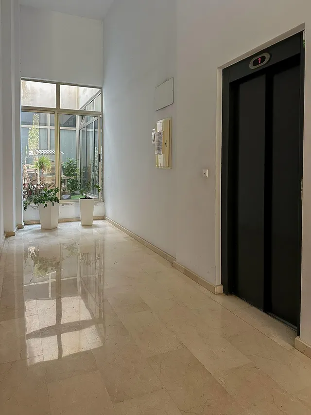 Ático con solárium de una habitación doble y un despacho en Avda. General Marvá — 28