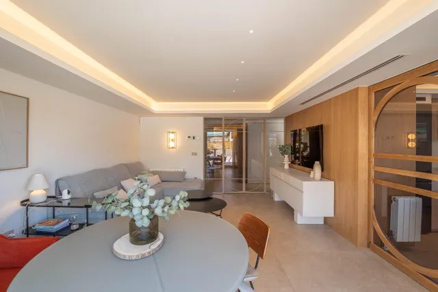 Impresionante Vivienda de Lujo con Diseño Moderno y Comodidades Exclusivas — 22