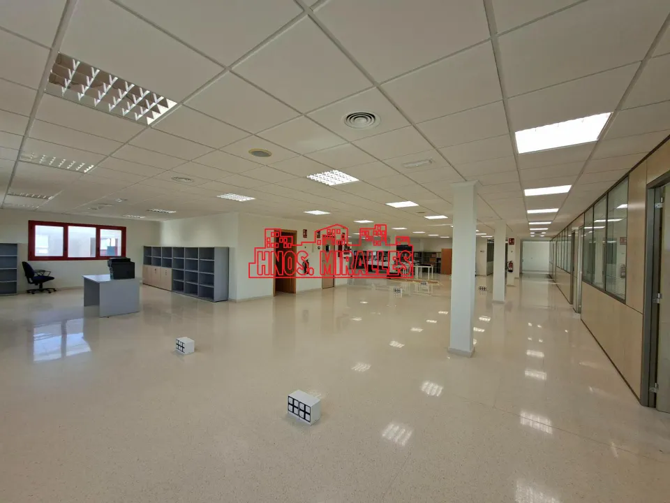 ¡¡ EN ALQUILER, GRAN OFICINA 653 m2 A 5 MINUTOS DEL AEROPUERTO Y CIUDAD DE LA LUZ !!