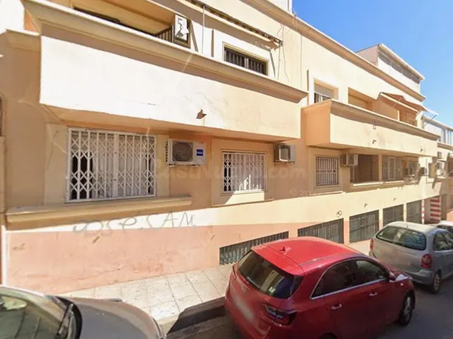 Se vende piso OKUPADO en Calle Cara 2 de Almería, Almería.