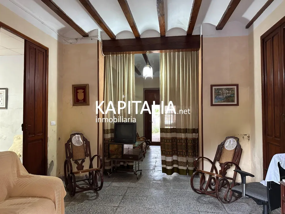 Casa en VENTA en Cerdà con cochera, patio interior y chimenea, ideal para reformar