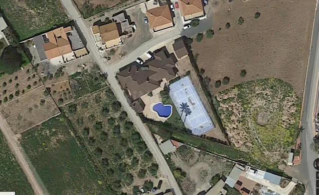 CHALET CON PISCINA Y CANCHA DE TENNIS