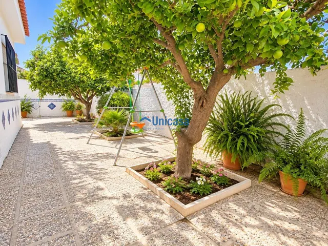 CHALET INDEPENDIENTE · 2 VIVIENDAS · PARCELA DE 422 M2 — 37
