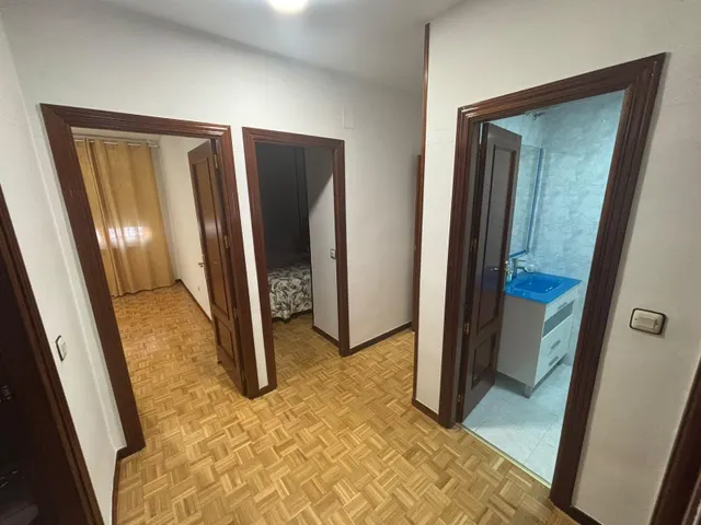 Poligono Residencial. Piso AMUEBLADO con 3 dormitorios y 2 baños . Piscina comunitaria. Garaje. — 16