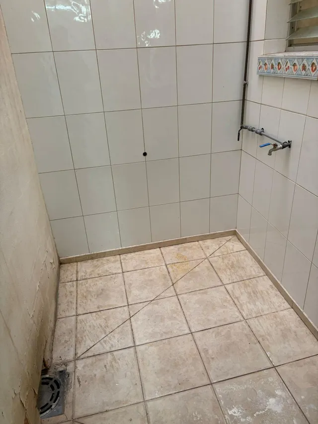 Se vende local en excelente ubicación, con un baño y patio, con techos altos. — 8