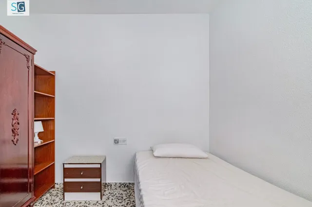 PISO DE 4 DORMITORIOS EN EL CENTRO DE GRANADA — 24