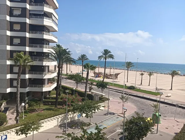 Apartamento vacacional en primera línea de Playa de Gandía con  vistas al mar — 26