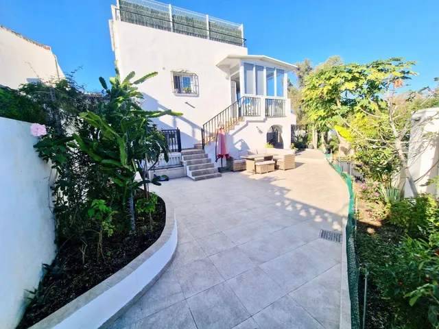 ¡Chalet Adosado en Estepona con Terraza en Azotea y Potencia - foto 2