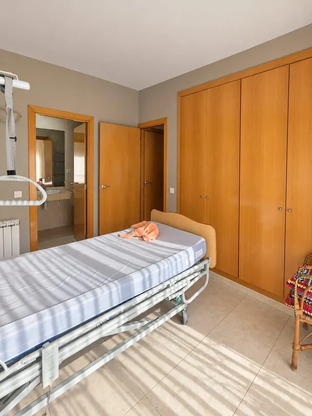 Piso exterior de 4 habitaciones con balcón y parking incluido en el centro de Reus — 34
