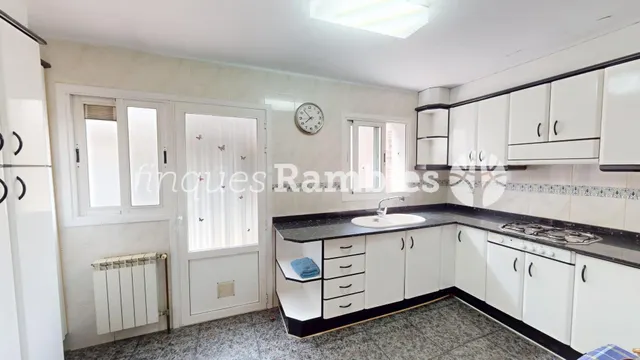 Casa con gran garaje, terraza reformada y múltiples espacios - foto 3