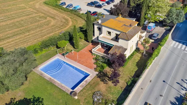 Villa con enorme jardín y piscina en pleno centro, a 5 minutos de la playa — 49