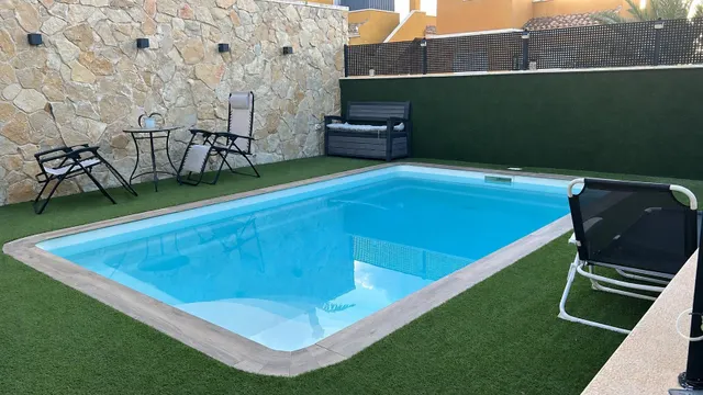 Bungalow Reformado en Montesol: Naturaleza y Confort