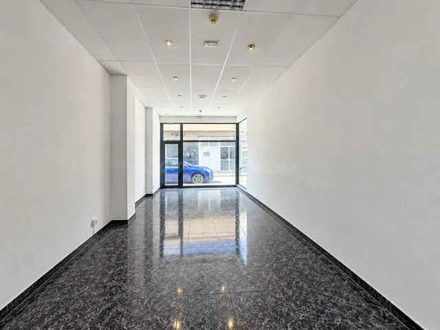 Local comercial en Schamann con escaparate, zona de exposición y amplio almacén — 4