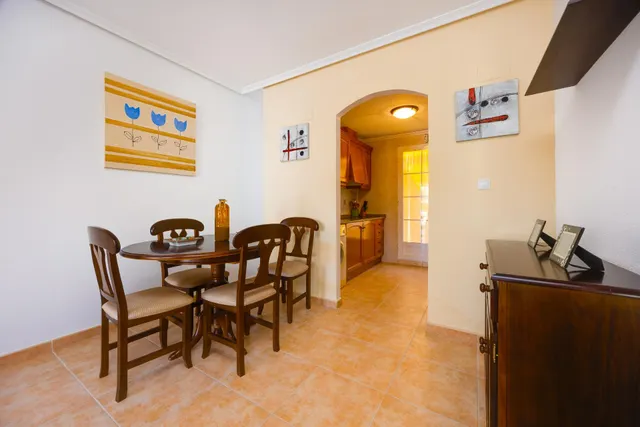 Bungalow con 2 jardines, garaje y piscina comunitaria en Torrevieja, los balcones — 12
