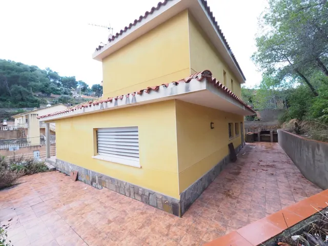 SE VENDA CASA UNIFAMILIAR EN CUBELLES, ZONA MAS TRADER — 34