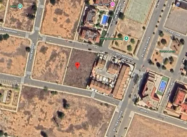 Terreno urbanizable de 1.618 m2 cerca de la playa en Islas M