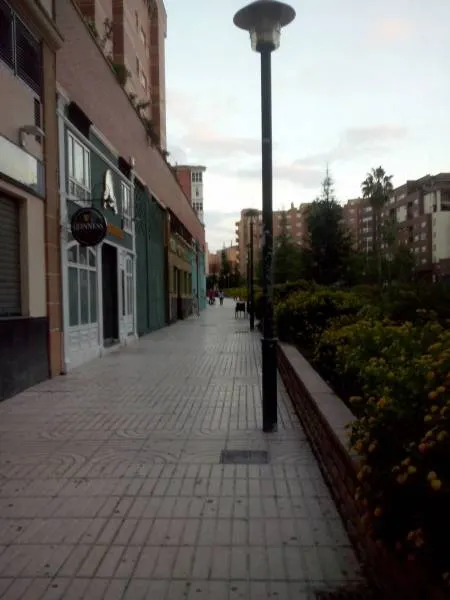 LOCAL CON EXCELENTE UBICACIÓN VALDEPASILLAS...!!!! — 2