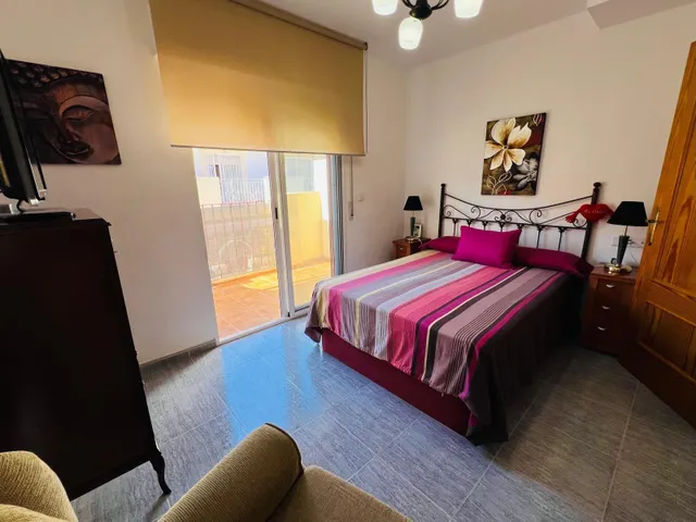 Chalet adosado de 3 dormitorios con terraza y piscina comunitaria en Playa Flamenca — 11