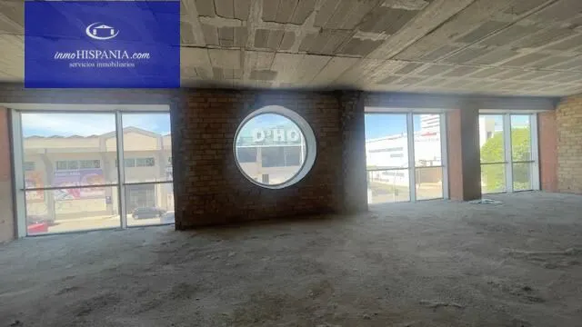 Se vende o alquila local totalmente diafano en Zona Franca — 28