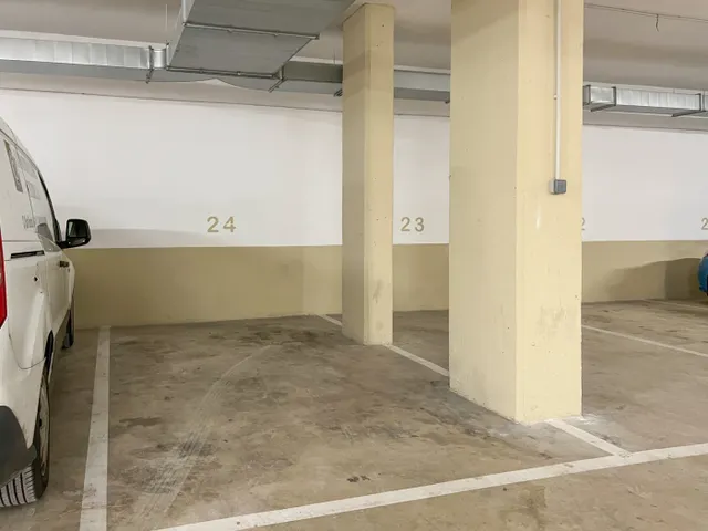 Piso de reciente construcción en alquiler en Avda. Ausias March — 28
