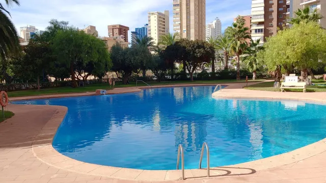 Amplio piso con 4 dormitorios y vistas al mar y Benidorm en zona Levante. — 4