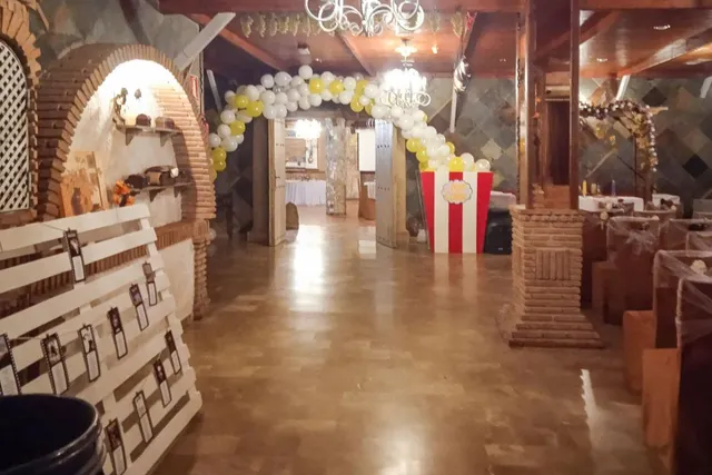 EN VENTA HOTEL Y RESTAURANTE LOS PINILLOS — 38